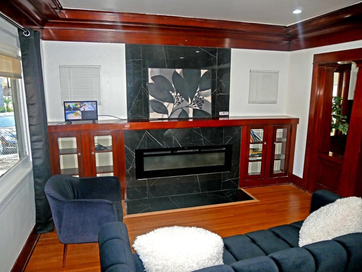 Spacious 4br With Gym Near Downtown La, Usc And Crypto Arena Accommodatie bij particulieren Los Angeles
